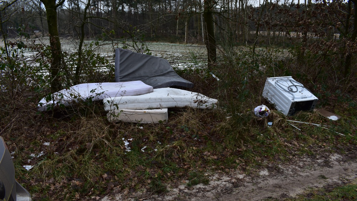 POL-EL: Lünne - Abfall illegal entsorgt - Hinweise gesucht - Foto: presseportal.de