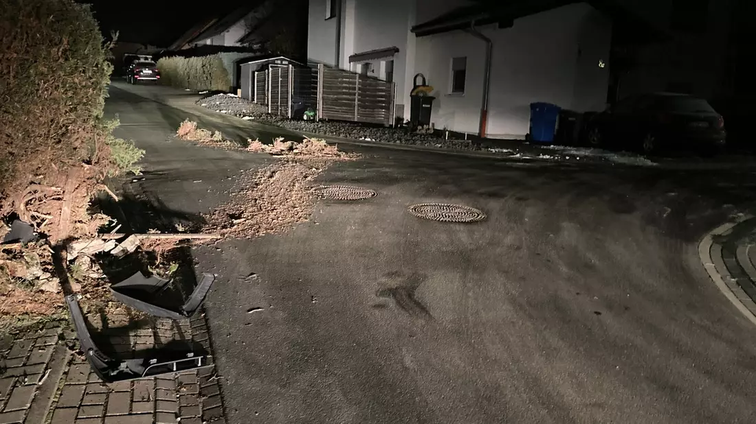 POL-MR: Mit Hecke kollidiert und Teile verloren + Fußgänger musste Auto ausweichen - Zeugensuche - Bild: presseportal.de