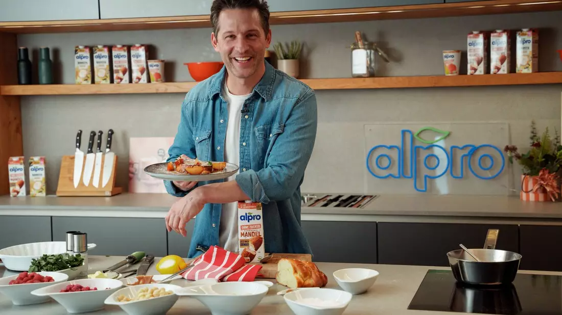 Alpro und Alexander Kumptner starten pflantastisch lecker in den Veganuary® - Bild: presseportal.de
