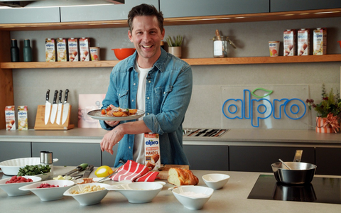 Alpro und Alexander Kumptner starten pflantastisch lecker in den Veganuary® - Foto: presseportal.de