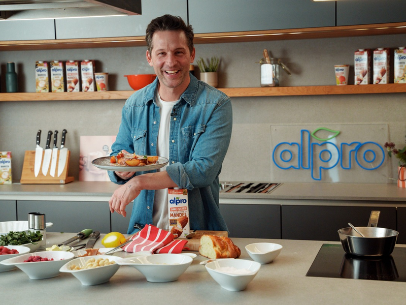 Alpro und Alexander Kumptner starten pflantastisch lecker in den Veganuary® - Foto: presseportal.de