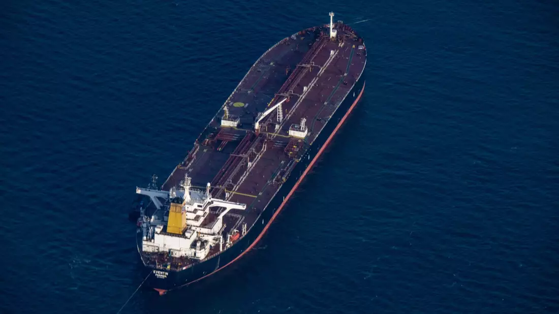 Der Tanker «Eventin» ankert inzwischen selbstständig, nachdem er zuvor von Schleppern gehalten wurde. Weiterfahren darf er vorerst nicht, obwohl die Maschine wieder läuft. - Bild: Stefan Sauer/dpa