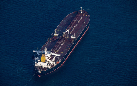 Der Tanker «Eventin» ankert inzwischen selbstständig, nachdem er zuvor von Schleppern gehalten wurde. Weiterfahren darf er vorerst nicht, obwohl die Maschine wieder läuft. - Foto: Stefan Sauer/dpa Der Tanker «Eventin» ankert inzwischen selbstständig, nachdem er zuvor von Schleppern gehalten wurde. Weiterfahren darf er vorerst nicht, obwohl die Maschine wieder läuft. - Foto: Stefan Sauer/dpa