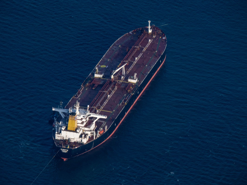 Der Tanker «Eventin» ankert inzwischen selbstständig, nachdem er zuvor von Schleppern gehalten wurde. Weiterfahren darf er vorerst nicht, obwohl die Maschine wieder läuft. - Foto: Stefan Sauer/dpa