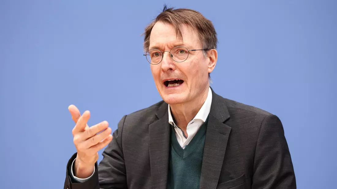 Gesundheitsminister Lauterbach spricht vom Beginn eines neuen digitalen Zeitalters. - Bild: Hannes P. Albert/dpa