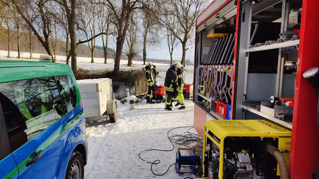 FW Ense: Teich- Überlauf defekt / Feuerwehr 4 Stunden im Einsatz - Bild: presseportal.de