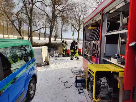 FW Ense: Teich- Überlauf defekt / Feuerwehr 4 Stunden im Einsatz - Foto: presseportal.de