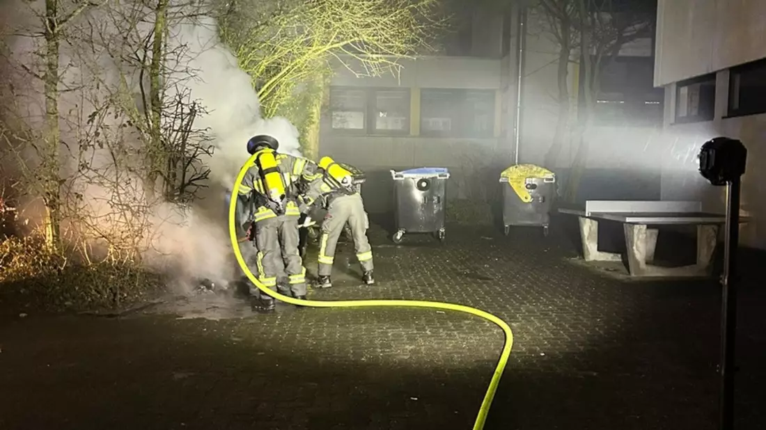 FW-WRN: Mülleimerbrand am Anne-Frank-Gymnasium - Bild: presseportal.de