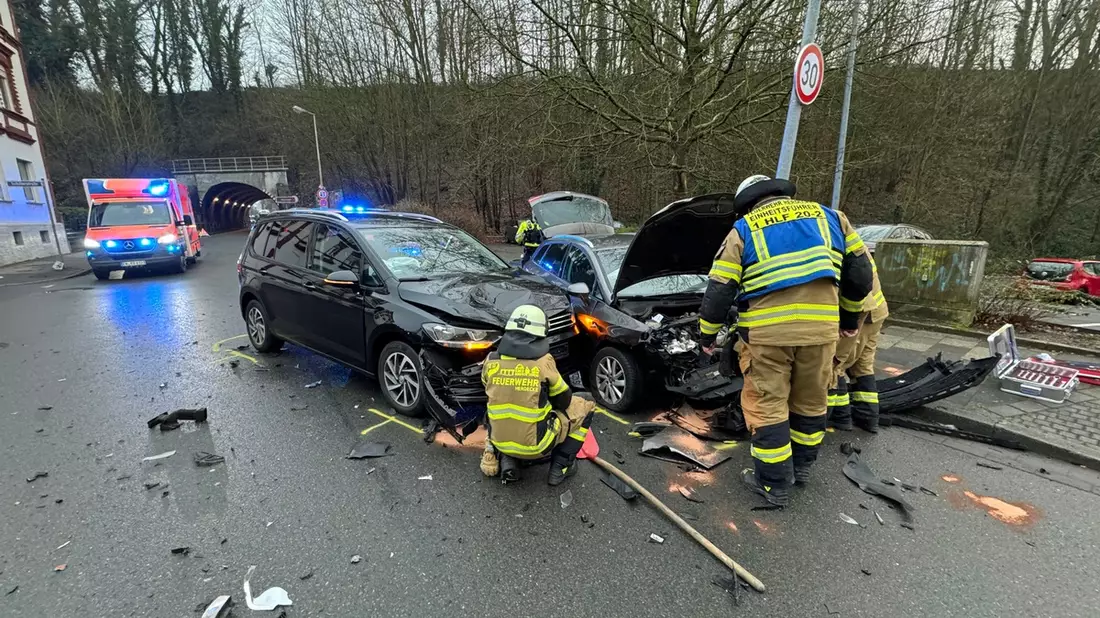 FW-EN: Drei verletzte Personen bei Unfall auf der Wetterstraße - Böller im Zigarettenautomat verursacht Feuerwehreinsatz. - Bild: presseportal.de