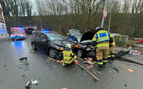 FW-EN: Drei verletzte Personen bei Unfall auf der Wetterstraße - Böller im Zigarettenautomat verursacht Feuerwehreinsatz. - Foto: presseportal.de