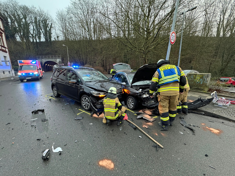FW-EN: Drei verletzte Personen bei Unfall auf der Wetterstraße - Böller im Zigarettenautomat verursacht Feuerwehreinsatz. - Foto: presseportal.de