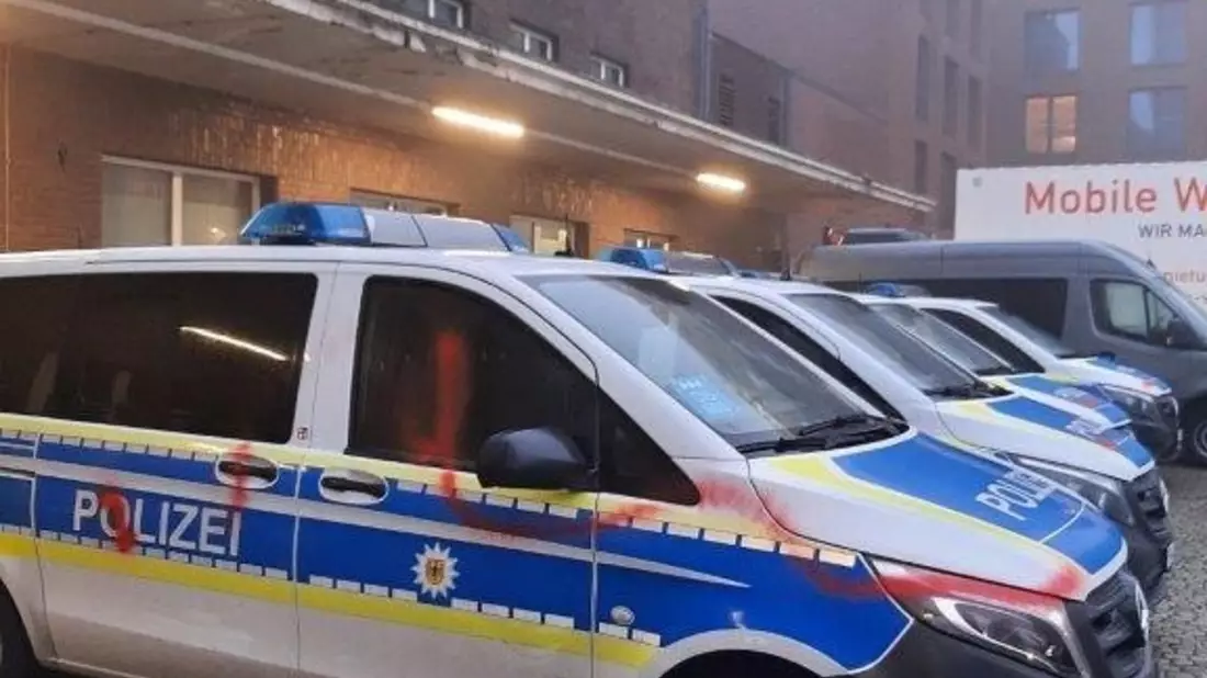 BPOL NRW: 20-Jährige beschädigt mehrere Dienstfahrzeuge der Bundespolizei in Düsseldorf - Bundespolizei ermittelt - Bild: presseportal.de