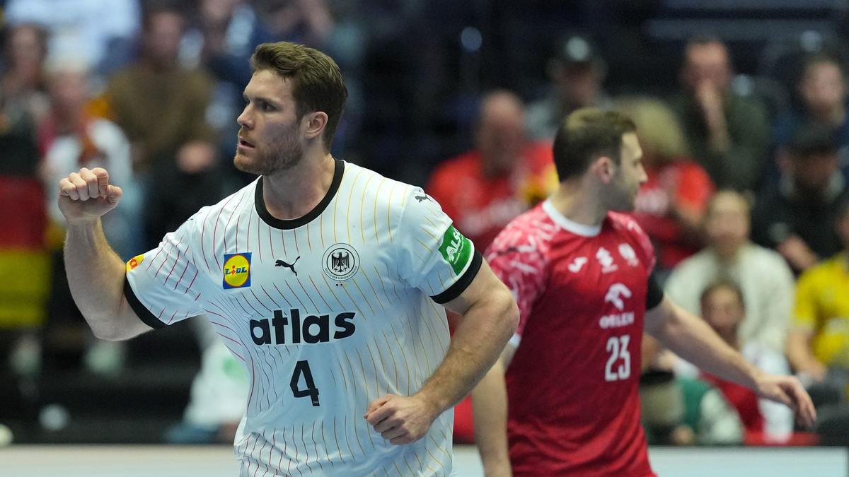 Andreas Wolff strebt mit den deutschen Handballern gegen die Schweiz den zweiten Vorrundensieg bei der WM an. - Foto: Sören Stache/dpa