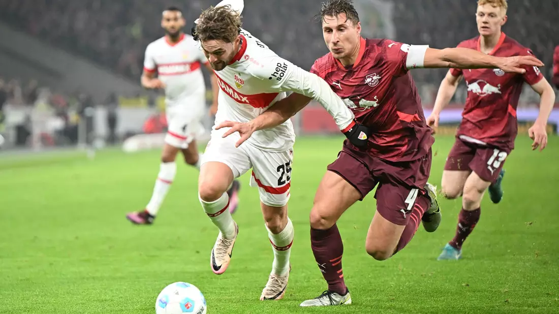 David Raum (links) und RB Leipzig wurdem vom VfB Stuttgart voll gefordert - Bild: Bernd Weißbrod/dpa