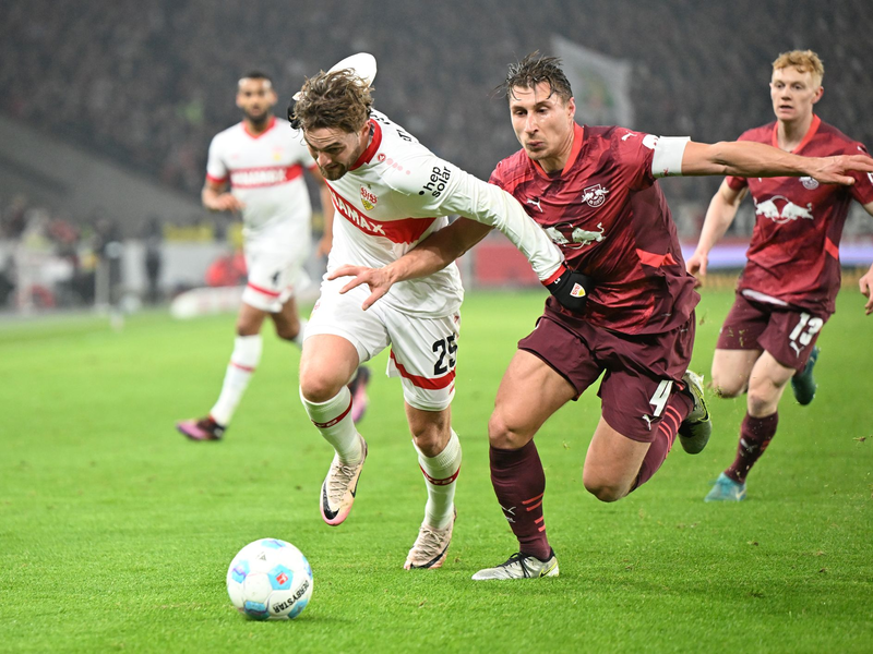 Drin das Ding: Leipzigs Torwart Peter Gulacsi ist beim Kopfball von Jacob Bruun Larsen machtlos. - Foto: Bernd Weißbrod/dpa