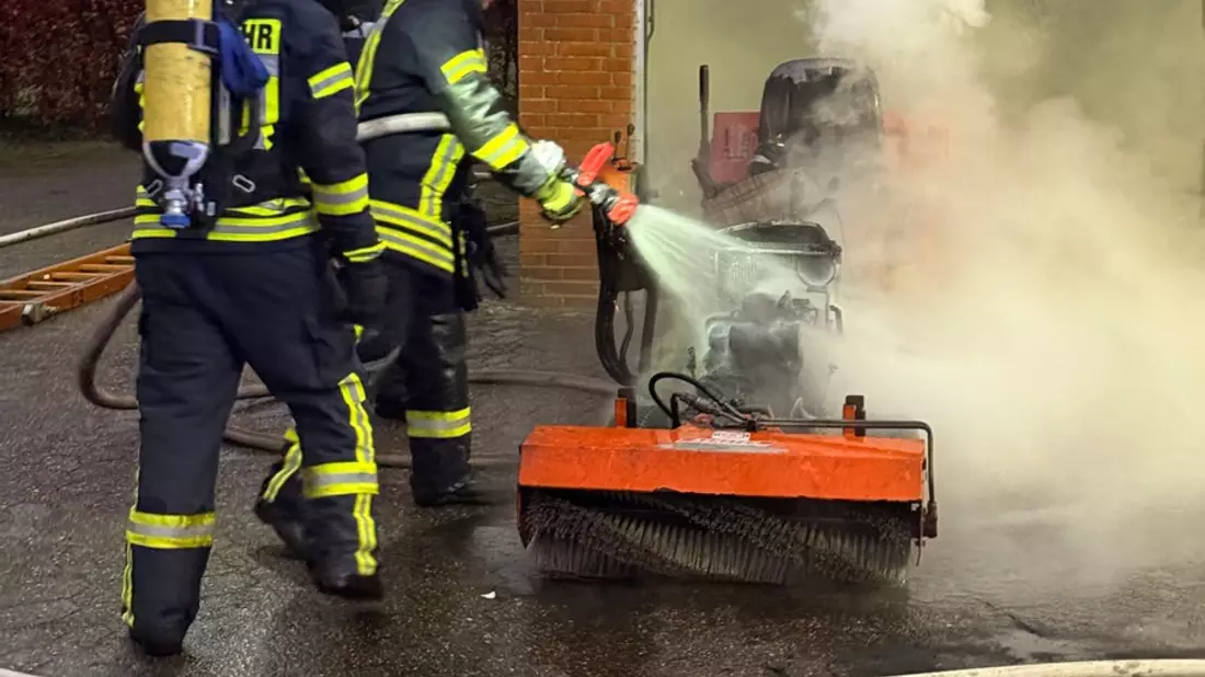 FW-ROW: Garagenbrand in Elsdorf - Feuerwehr verhindert schlimmeres - Bild: presseportal.de