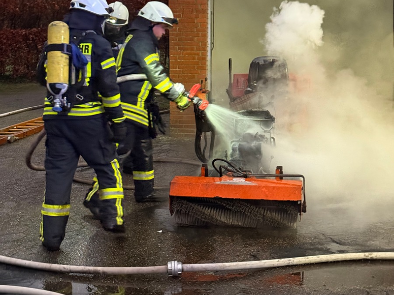 FW-ROW: Garagenbrand in Elsdorf - Feuerwehr verhindert schlimmeres - Foto: presseportal.de