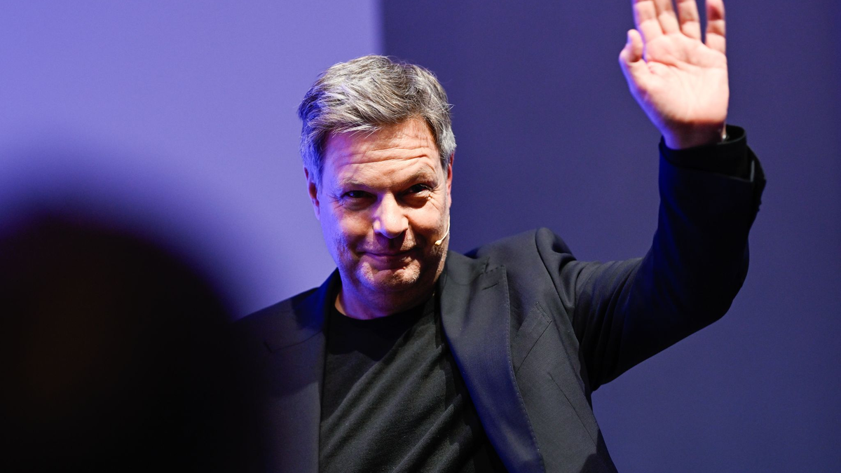 Robert Habeck hat ein neues Buch geschrieben. - Foto: Uwe Anspach/dpa