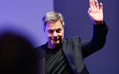 Robert Habeck hat ein neues Buch geschrieben. - Foto: Uwe Anspach/dpa