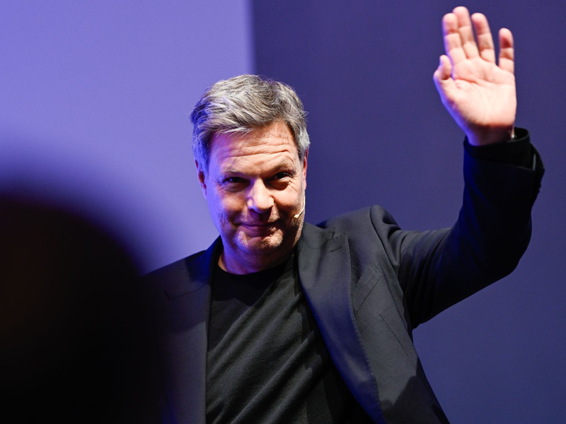 Robert Habeck hat ein neues Buch geschrieben. - Foto: Uwe Anspach/dpa