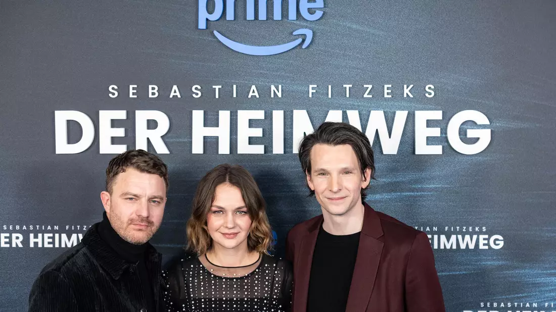 Das Hauptdarsteller-Trio von «Der Heimweg» bei der Premiere in Berlin. - Bild: Hannes P. Albert/dpa