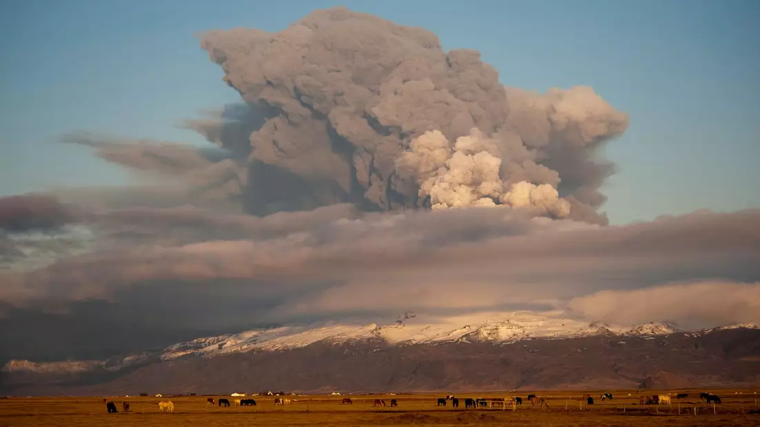 Feuer und Eis wie 2010 am Eyjafjallajökull gehen auf Island manchmal Hand in Hand. (Archivbild) - Bild: picture alliance / dpa