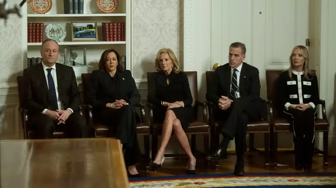 Bidens Vize Kamala Harris, First Lady Jill Biden und andere Vertraute verfolgten die Rede im Oval Office.  - Bild: Mark Schiefelbein/AP/dpa