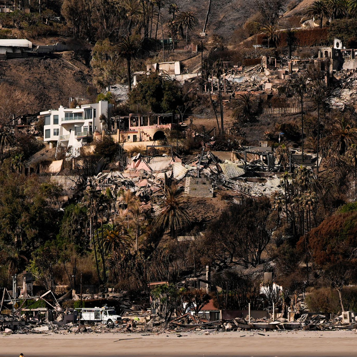 Langsam gewinnt die Feuerwehr die Oberhand gegen die Brände.  - Foto: Carolyn Kaster/AP/dpa