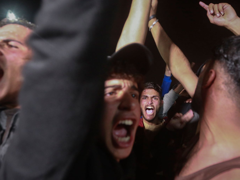 Menschen gehen auf zerstörter Straße im Gazastreifen. (Archivbild) - Foto: Jehad Alshrafi/AP/dpa