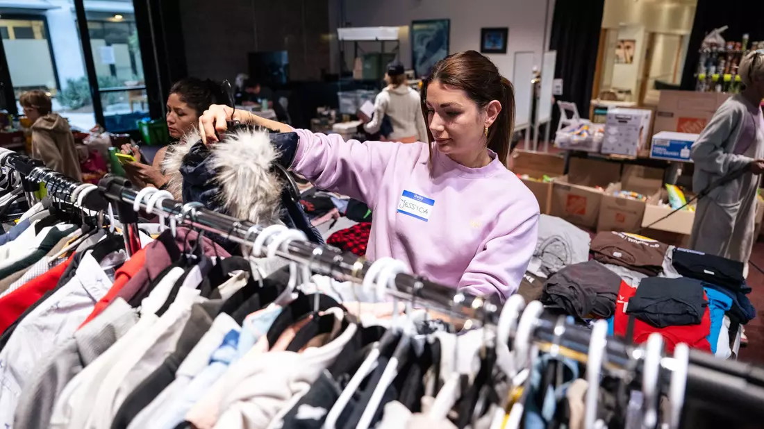 Veronica Velasquez (links) ist die treibende Kraft hinter dem Venice Helping Hub.  - Bild: Maximilian Haupt/dpa