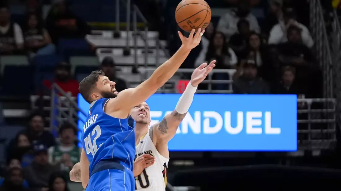Maxi Kleber und Daniel Theis lieferten sich mit ihren Teams einen harten Kampf. - Bild: Gerald Herbert/AP/dpa