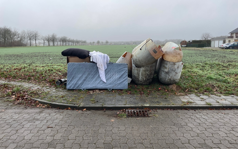 POL-DH: --- Barnstorf - Müll entsorgt (Foto)--- - Foto: presseportal.de