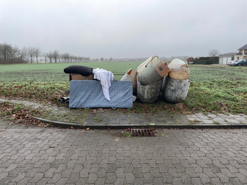 POL-DH: --- Barnstorf - Müll entsorgt (Foto)--- - Foto: presseportal.de