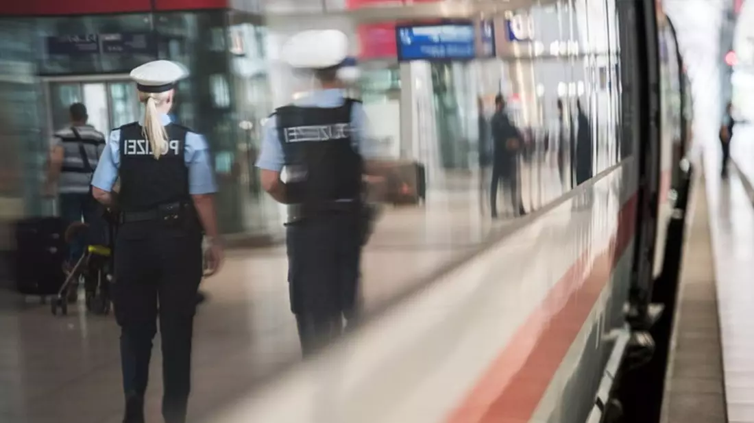 Bundespolizeidirektion München: Tätlicher Angriff gegen mehrere Beamte / Auffälliger 17-Jähriger nach Flucht gestellt - Bild: presseportal.de