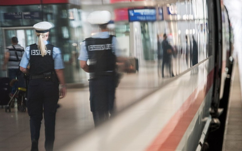 Bundespolizeidirektion München: Tätlicher Angriff gegen mehrere Beamte / Auffälliger 17-Jähriger nach Flucht gestellt - Foto: presseportal.de