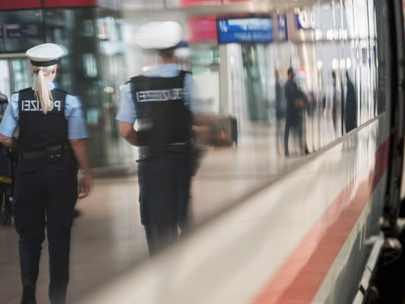 Bundespolizeidirektion München: Tätlicher Angriff gegen mehrere Beamte / Auffälliger 17-Jähriger nach Flucht gestellt - Foto: presseportal.de