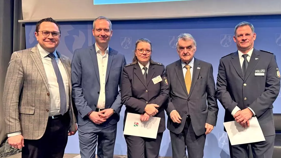 POL-MK: 30 Jahre PSU-Team: Reul ehrt drei Angehörige der Polizei MK - Bild: presseportal.de