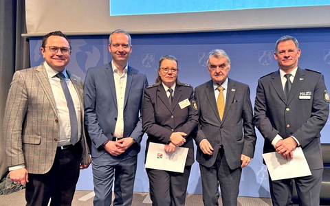 POL-MK: 30 Jahre PSU-Team: Reul ehrt drei Angehörige der Polizei MK - Foto: presseportal.de