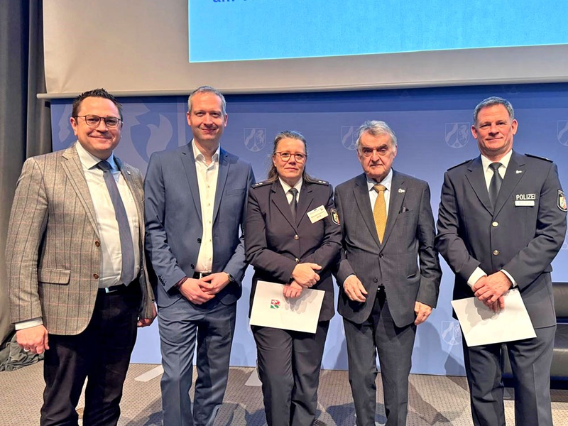 POL-MK: 30 Jahre PSU-Team: Reul ehrt drei Angehörige der Polizei MK - Foto: presseportal.de