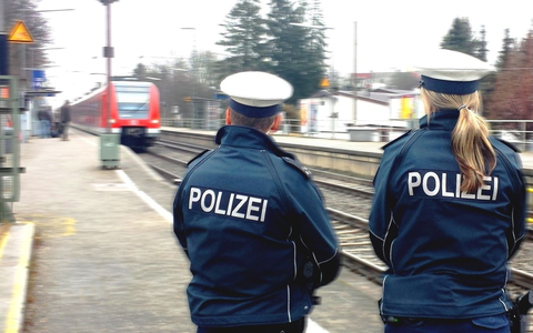 Bundespolizeidirektion München: Gefährlicher Eingriff in den Bahnverkehr / 43-Jähriger von S-Bahn angefahren und verletzt - Foto: presseportal.de