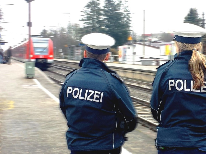 Bundespolizeidirektion München: Gefährlicher Eingriff in den Bahnverkehr / 43-Jähriger von S-Bahn angefahren und verletzt - Foto: presseportal.de