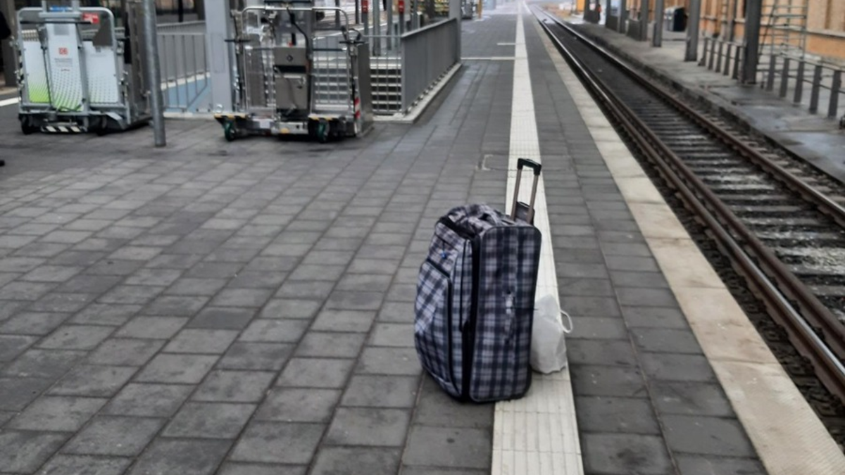 BPOLI MD: 51-Jähriger sorgt mit unachtsam stehengelassenem Koffer für Poli-zeieinsatz - Foto: presseportal.de