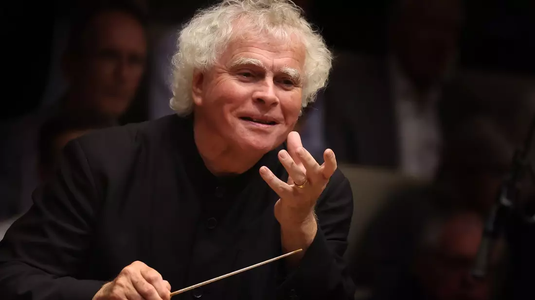 Sir Simon Rattle will das Preisgeld für den Siemens Musikpreis in ein Orchesterprojekt stecken. - Bild: Karl-Josef Hildenbrand/dpa