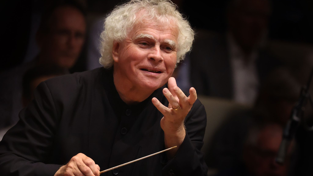 Sir Simon Rattle will das Preisgeld für den Siemens Musikpreis in ein Orchesterprojekt stecken. - Foto: Karl-Josef Hildenbrand/dpa