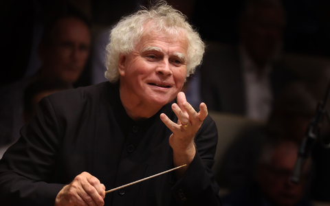 Sir Simon Rattle will das Preisgeld für den Siemens Musikpreis in ein Orchesterprojekt stecken. - Foto: Karl-Josef Hildenbrand/dpa
