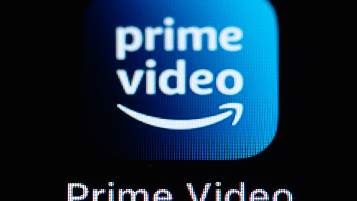 Die Amazon Prime Video-Anwendung auf dem Display eines iPhone SE zu sehen. Die Verbraucherzentrale NRW hat eine Sammelklage gegen das Unternehmen angekündigt. (Illustration) - Foto: Silas Stein/dpa