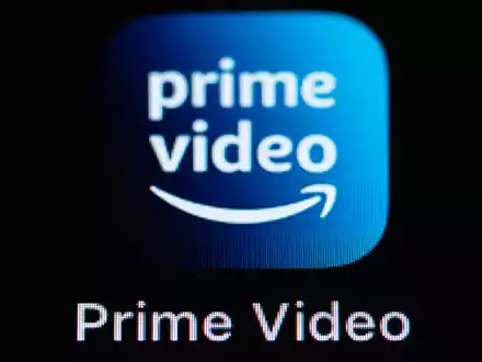 Die Amazon Prime Video-Anwendung auf dem Display eines iPhone SE zu sehen. Die Verbraucherzentrale NRW hat eine Sammelklage gegen das Unternehmen angekündigt. (Illustration) - Foto: Silas Stein/dpa