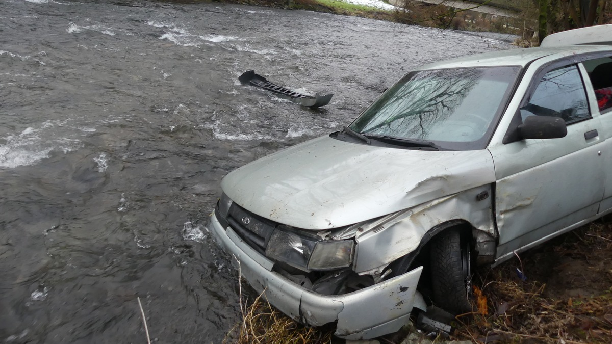 POL-GM: Betrunken mit Auto in der Agger gelandet - Foto: presseportal.de