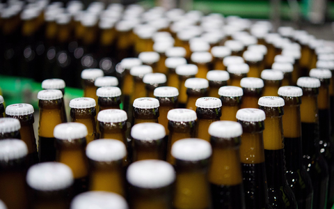 Bierflaschen mit Kronkorken laufen durch die Produktion der Veltins-Brauerei in Meschede-Grevenstein über die Förderbänder einer Befüllungsanlage. - Foto: Rainer Jensen/dpa