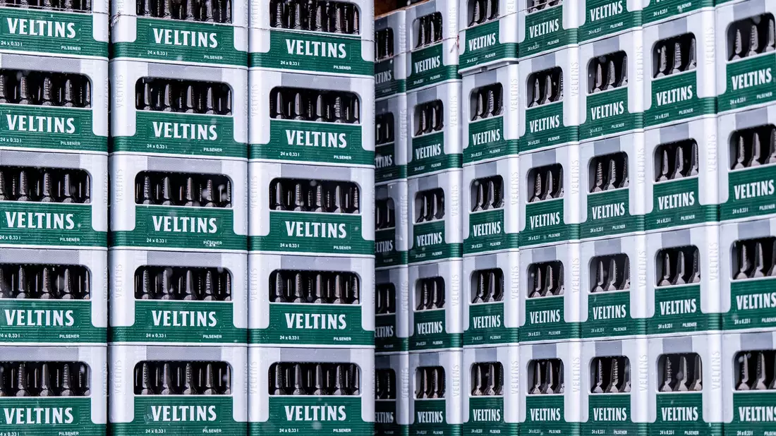 Leergut der Marke Veltins steht auf dem Firmengelände.  - Bild: David Inderlied/dpa